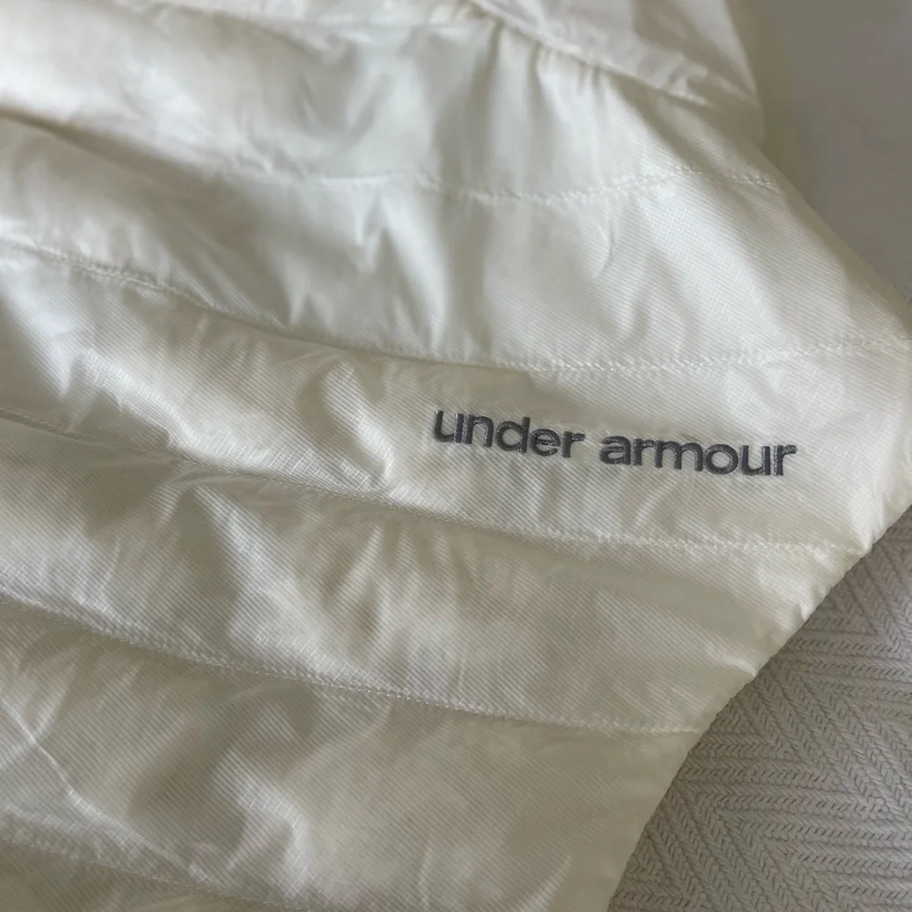Size L Underarmour white puffer vest. - Picture 8 of 10